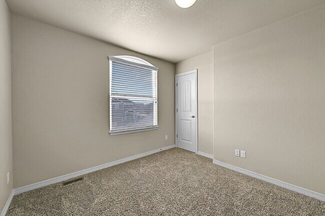 Building Photo - $2,145.00, 4-bed, 2.5-bath located in Colo...