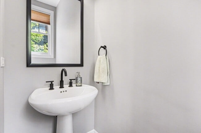 Building Photo - 331 E Cullerton St