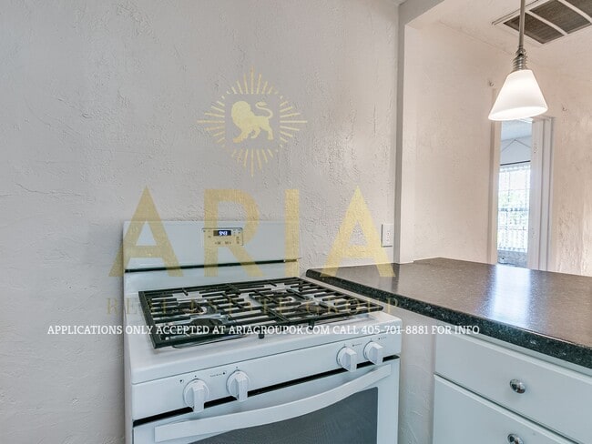 Building Photo - Adorable Remodeled 1 Bed/1 Bath Cottage! C...