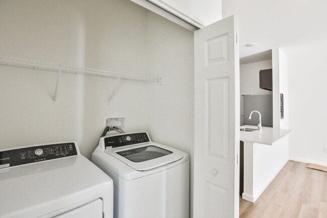 Building Photo - Newly Built Luxury 1 Bed Apartment!