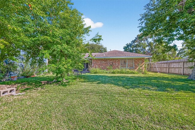 Building Photo - 9310 Cliffwood Dr