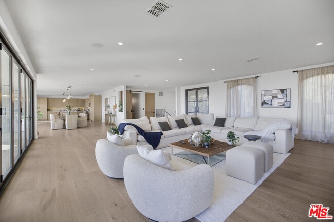 Building Photo - 7212 Mulholland Dr