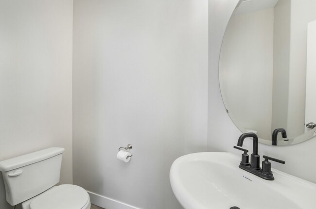 Building Photo - Pet-Friendly 3-Bedroom Rental Near Thanksg...