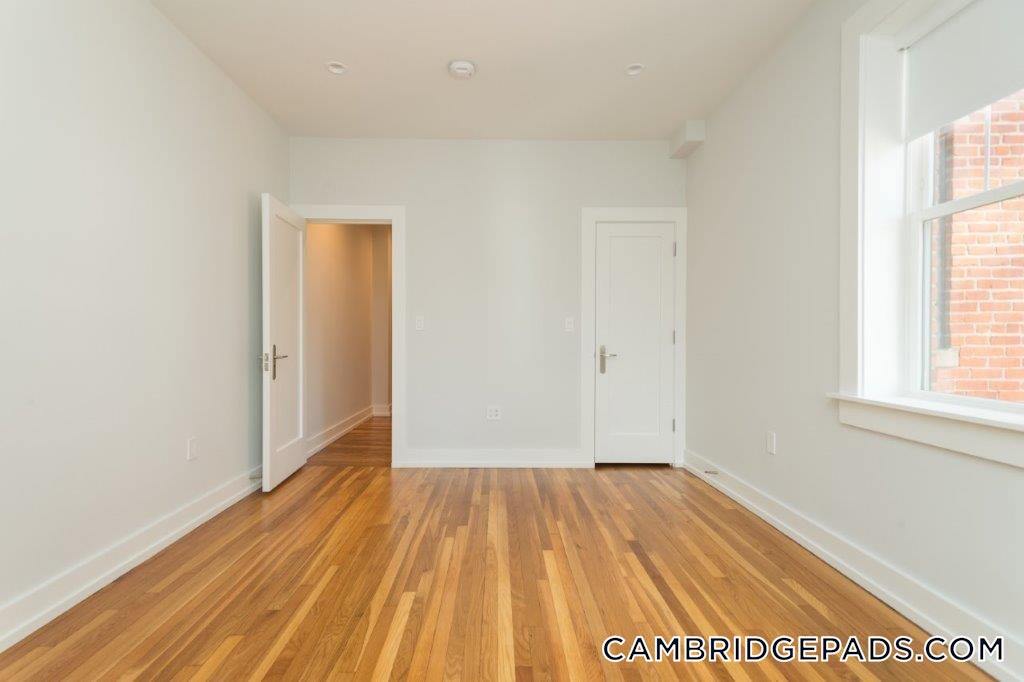Building Photo - 18 Forest St