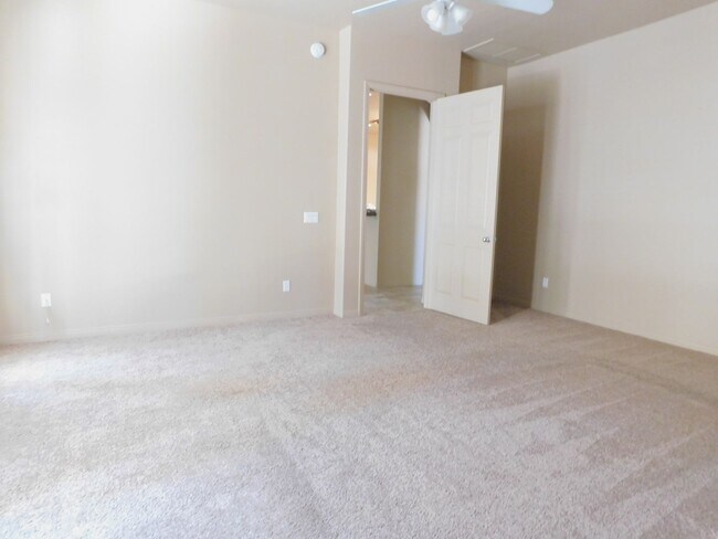 Building Photo - BIG, BEAUTIFUL 3  BED+LARGE BONUS ROOM  2.5 BATH HIGH UP IN DHS