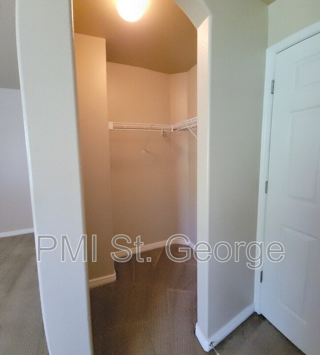 Building Photo - 3155 S Hidden Valley Dr