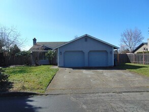 Building Photo - Enjoy Easy Living in Cascade Park with a Private Fenced Backyard