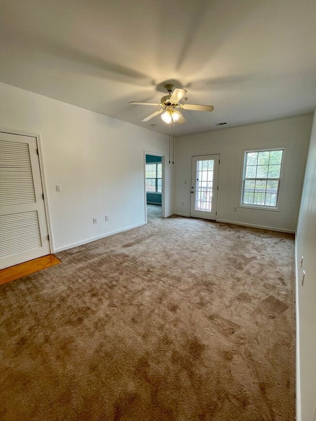 Building Photo - Newly Renovated 3 Bedroom Condo at a GREAT Price!