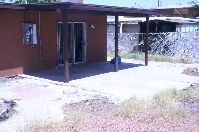 Building Photo - 4943 E Lana Dr