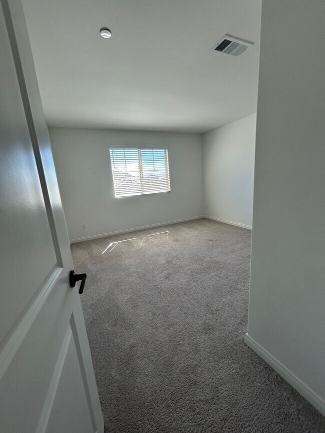 Building Photo - Like New 4 Bedroom + Loft Menifee Home