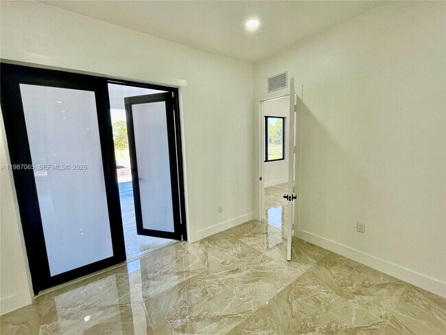 Building Photo - 435 N Quebrada St