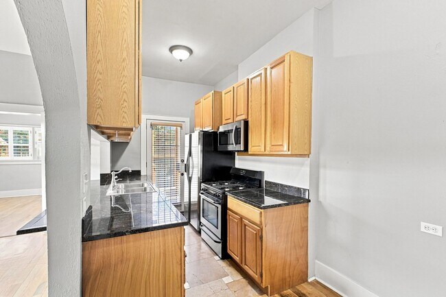 Building Photo - Charming 2-bedroom, 1-bath condo located in the heart of Denver
