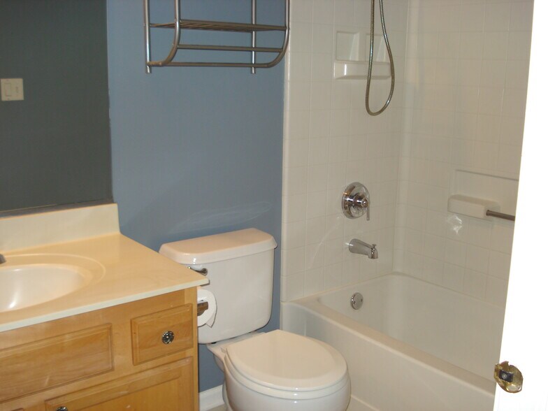 Building Photo - 1022 Evergreen Cir