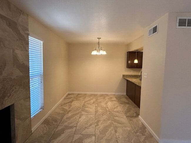 Building Photo - 1634 W Village Way