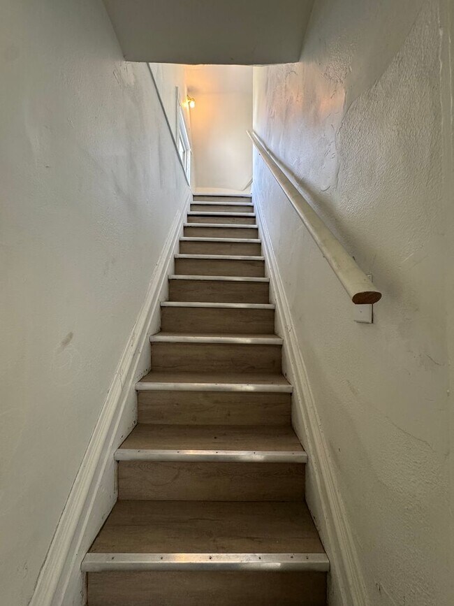 Building Photo - 540 W 7th Ave