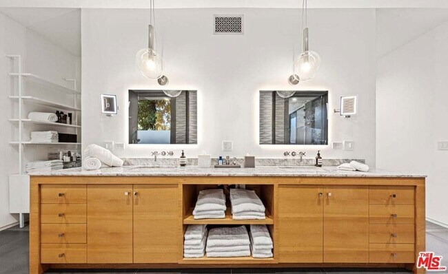 Building Photo - 727 N Beverly Glen Blvd