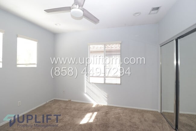 Building Photo - 4 Bed 2.5 Bath Townhouse in Oceanside AVAILABLE NOW!