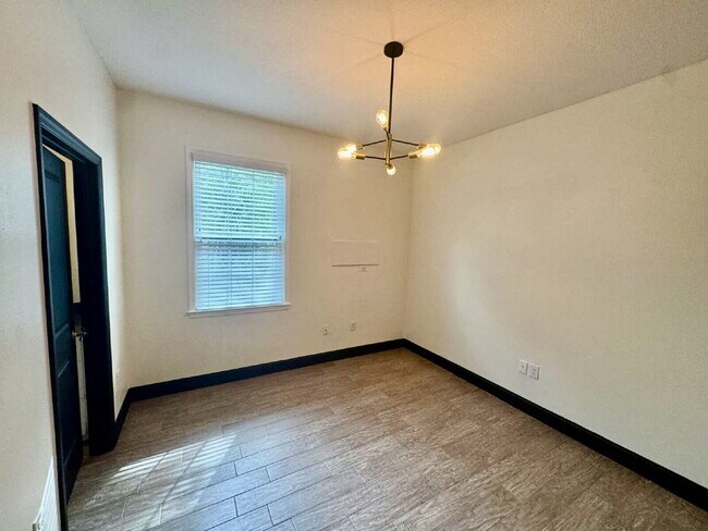 Building Photo - 331 N Trask St