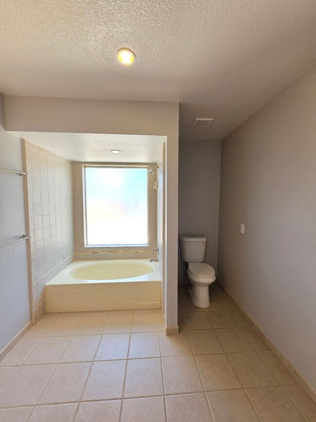 Building Photo - Spacious 4 Bedrooms & 3 Full bathroom Home with Over 2,200 Sq Ft on a Corner Lot!