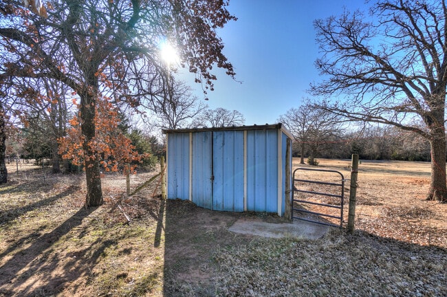 Building Photo - Beautiful 2 bed Ranch style home on 5 acres!