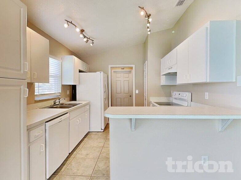 Building Photo - 7641 Manor Dr