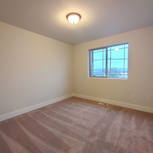 Building Photo - Modern 4BR + AC | Minutes to Hillsboro & High Tech Corridor - Coming Soon!