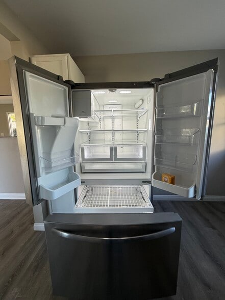 French door refrigerator with lower freezer - 1954 Misty Cir