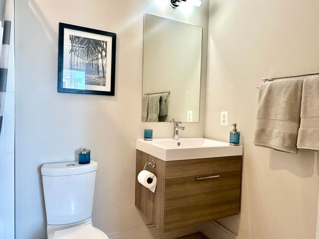Building Photo - 2 Bedroom 2.5 Bathroom Penthouse with Park...