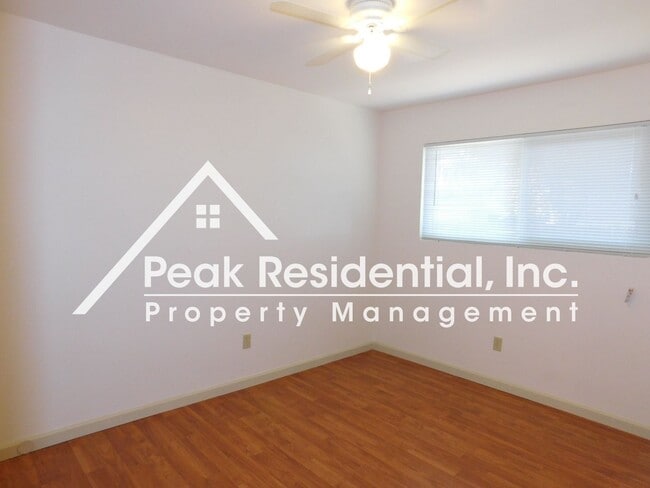 Building Photo - Nice 2bd/1ba Carmichael Duplex with 1 Car Garage