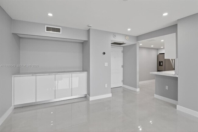 Building Photo - 3675 N Country Club Dr