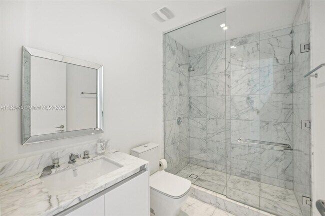 Building Photo - 16901 Collins Ave