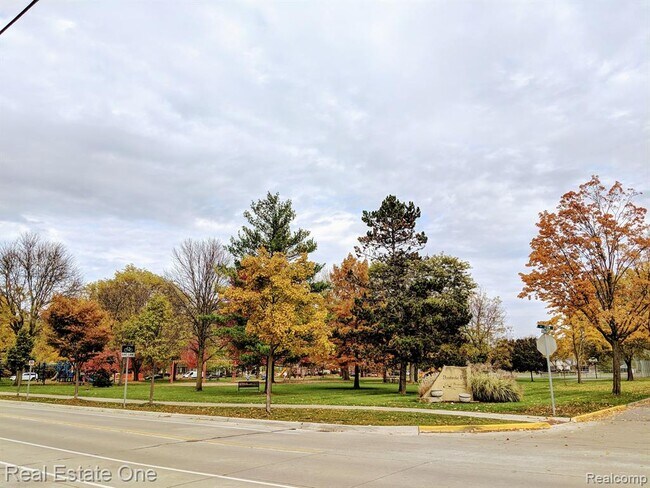 Building Photo - 463 N Eton St