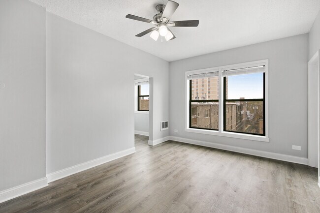 Building Photo - 4520 N Clarendon Ave