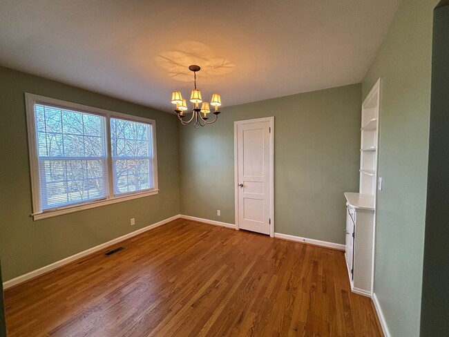 Building Photo - Adorable Home in the Heart of Donelson!