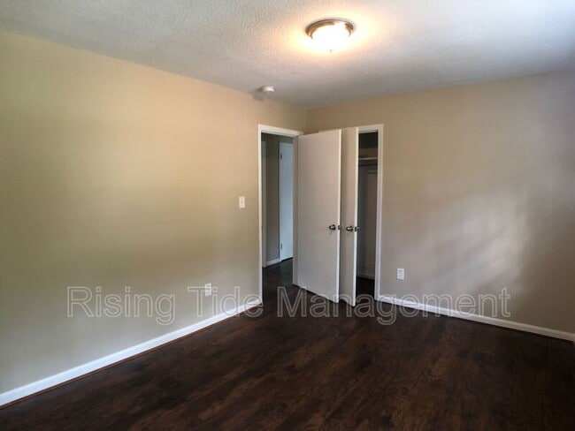 Building Photo - 1605 5th Pl NW