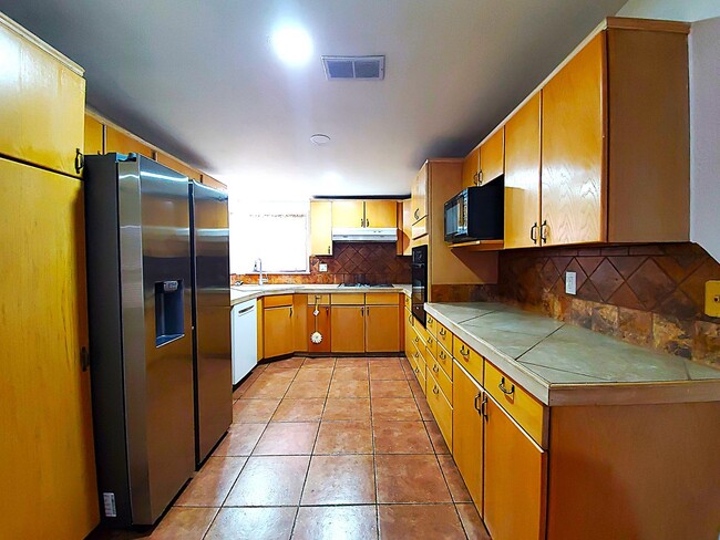 Building Photo - REMODELED and spacious 3 Bed / 2.5 Bath. w...