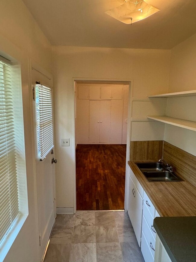 Building Photo - Studio in Eugene