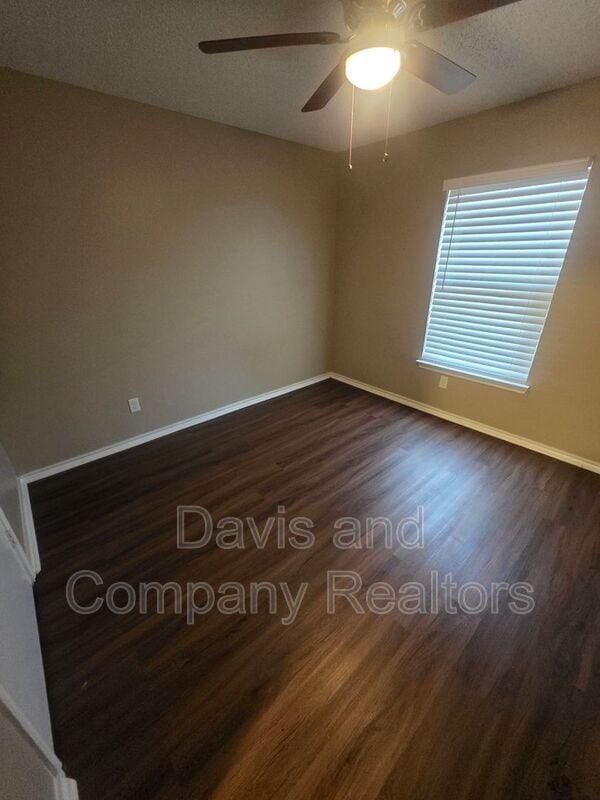 Building Photo - 707 Devonian Dr