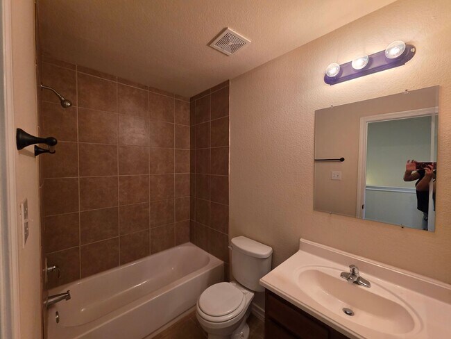 Building Photo - Town home for rent