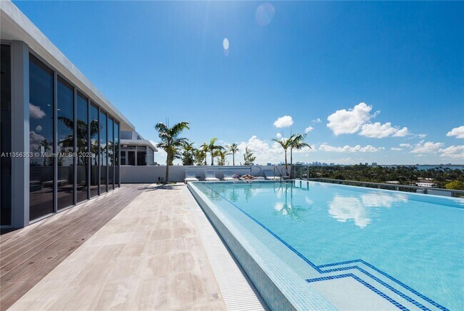 Building Photo - 9940 W Bay Harbor Dr