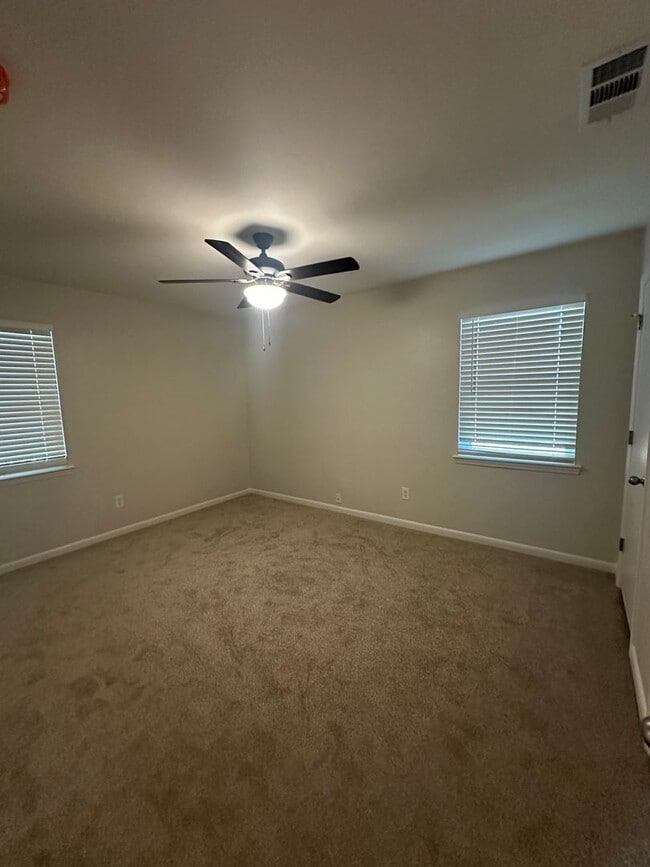 Building Photo - Newly remodeled 4/2 in the Eastgate Commun...