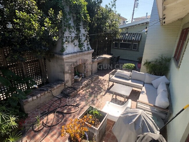 Building Photo - 4026-32 Utah St