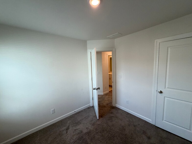 Building Photo - Room in Townhome on Tears Ln