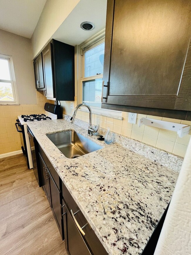 Building Photo - 2 Bed 1 Bath  updated home - St. Louis' "T...