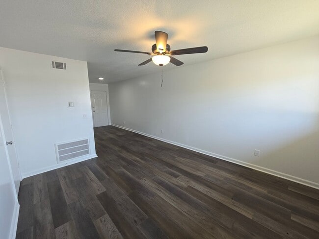 Building Photo - Newly Remodeled 2 Bed/1.5 Bath Townhouse i...