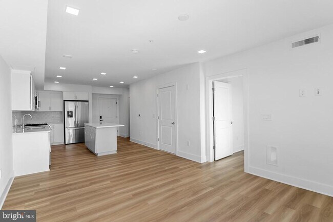 Building Photo - 701 N Henry St