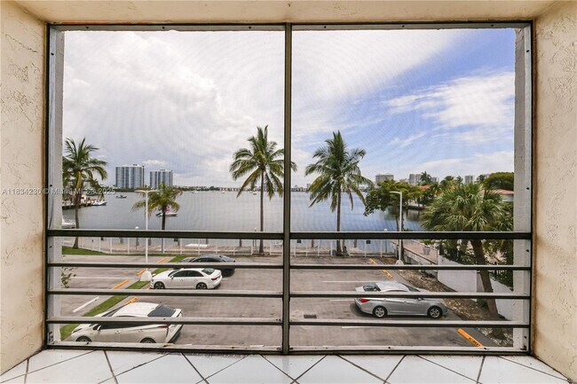 Building Photo - 2821 N Miami Beach Blvd