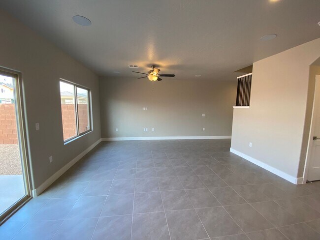 Building Photo - Newer- Red Mountain Vista Town Home,