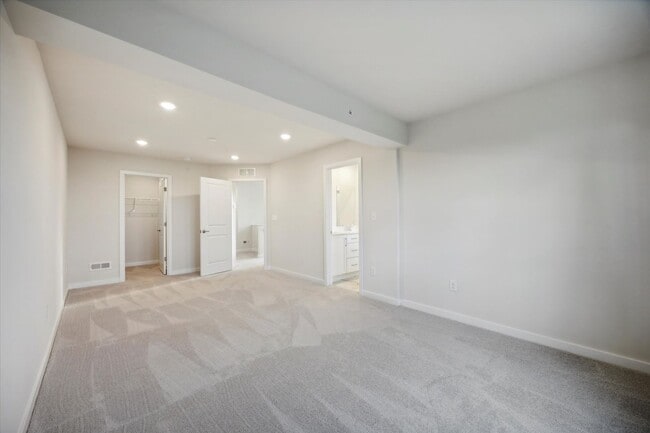 Building Photo - 3 Bedroom End-Unit Townhome in Spring City