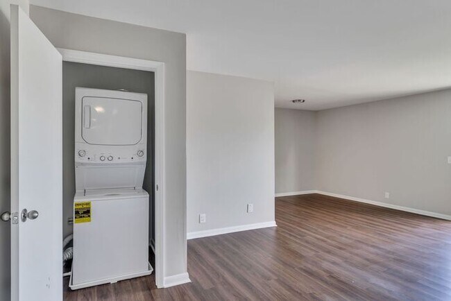 Building Photo - 2 Bedroom Unit was recently renovated.  Live walking distance from the downtown square or steps f...